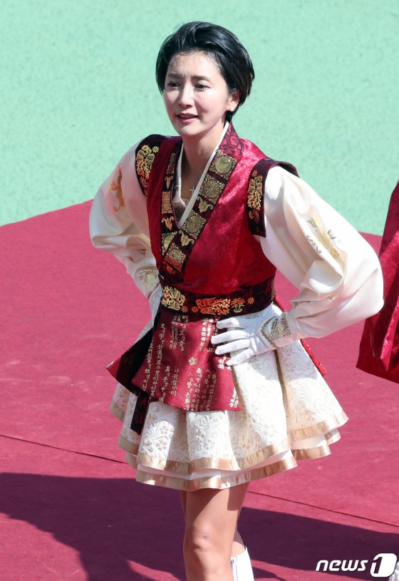 (고양=뉴스1) 박정호 기자 = 미스코리아 출신 한성주 전 아나운서가 9일 오전 경기도 고양종합운동장에서 열린 '2023 정기 고려대학교·연세대학교 친선경기대회' 럭비 경기에서 고려대학교 입학 30주년 93학번 응원부 '포효 93' 일원으로 단상에 올라 열정적인 응원전을 이끌고 있다. 고려대학교 정치외교학과 93학번인 한성주 전 아나운서는 졸업생 응원단 일원으로 행사에 참석했다. 2023.9.9/뉴스1 Copyright (C) 뉴스1. All rights reserved. 무단 전재 및 재배포 금지.