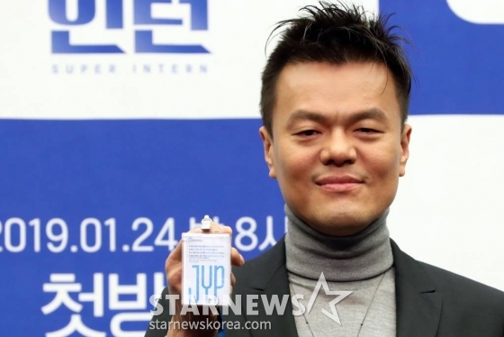 가수 박진영이 24일 오후 서울 마포구 스탠포드 호텔에서 열린 엠넷 '슈퍼인턴' 제작발표회에 참석해 포즈를 취하고 있다. Mnet 슈퍼인턴은 인턴쉽 프로젝트를 통해 엔터테인먼트의 리얼한 비하인드 스토리를 직접 볼 수 있는 프로그램으로 오늘 저녁 첫 방송된다. /사진=임성균 기자 tjdrbs23@