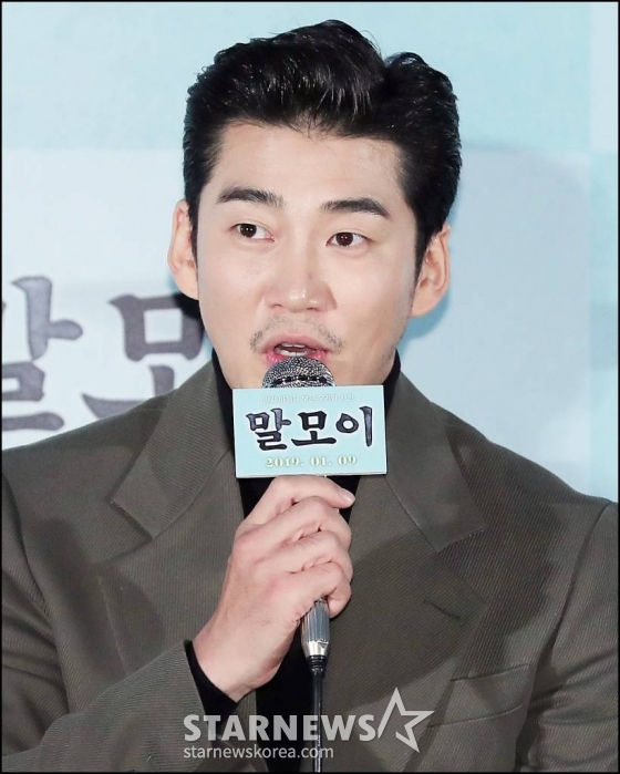배우 윤계상이 18일 오후 서울 광진구 롯데시네마 건대입구점에서 열린 영화 '말모이' 언론시사회에 참석해 인사말을 하고 있다. '말모이'는 우리말 사용이 금지된 1940년대, 까막눈 판수(유해진 분)가 조선어학회 대표 정환(윤계상 분)을 만나 사전을 만들기 위해 비밀리에 전국의 우리말과 마음까지 모으는 이야기로 1월 9일 개봉한다. /사진=김창현 기자 chmt@