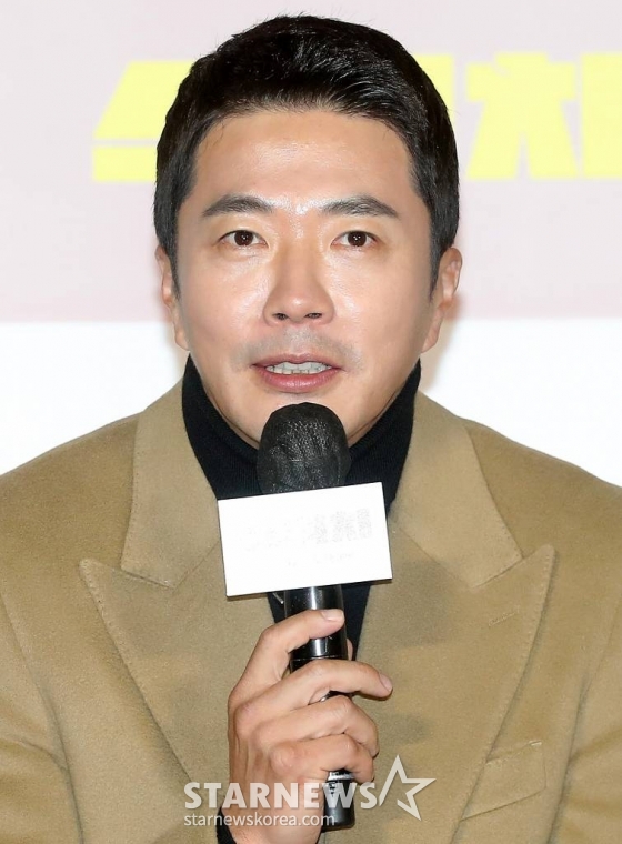 배우 권상우가 23일 오전 서울 광진구 롯데시네마 건대입구점에서 진행된 영화 '스위치' 제작보고회에 참석해 인사말을 하고 있다.   '스위치'는 캐스팅 0순위 천만배우이자 자타공인 스캔들 메이커, 화려한 싱글 라이프를 만끽하던 톱스타 '박강'이 크리스마스에 인생이 180도 뒤바뀌는 순간을 맞이하면서 벌어지는 이야기를 담은 작품. 2023년 1월 개봉예정. 2022.11.23 /사진=김창현 기자 chmt@