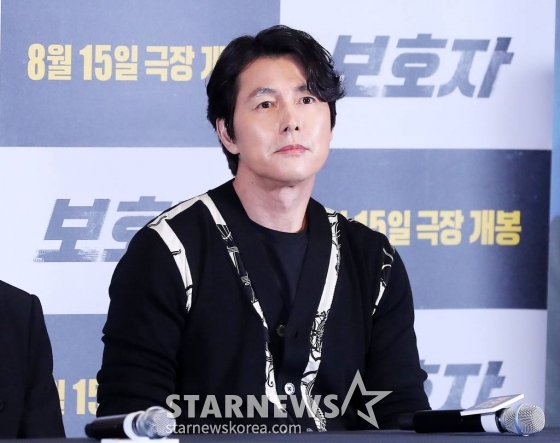 감독 겸 배우 정우성이 9일 오후 서울 광진구 건대입구 롯데시네마에서 진행된 영화 '보호자' 언론시사회 및 기자간담회에 참석해 취재진을 바라보고 있다. 정우성 감독의 첫 장 영화인 '보호자'는 10년 만에 출소해 몰랐던 딸의 존재를 알고 평범하게 살기를 원하는 수혁과 그를 노리는 이들 사이의 이야기를 그린 액션 영화다. 오는 15일 개봉. 2023.08.09 /사진=김창현