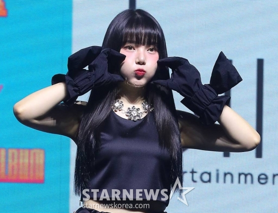 가수 예린이 23일 오후 서울 광진구 예스24 라이브홀에서 진행된 두 번째 미니앨범 'Ready, Set, LOVE'(레디, 셋, 러브) 발매 기념 쇼케이스에 참석해 포즈를 취하고 있다.  지난해 솔로 데뷔 이후, 예린이 약 1년 만에 선보이는 'Ready, Set, LOVE'는 '사랑'에 대한 다각도의 시선과 더욱 짙어진 그녀의 음악적 색채를 담아냈다.  타이틀곡 '밤밤밤'(Bambambam)은 시티팝과 신스웨이브 디스코가 결합된 레트로 장르의 곡으로 예린의 새로운 장르적 시도가 돋보인다. 2023.08.23 /사진=김창현
