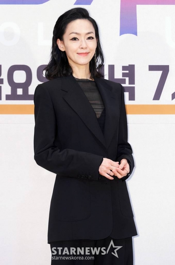 가수 김윤아가 20일 오전 온라인 생중계로 진행된 Mnet '포커스' 제작발표회에 참석해 포즈를 취하고 있다. '포커스'는 차세대 포크 뮤지션을 발굴하고 포크 음악으로 세대를 초월해 감동을 선사할 신규 프로그램입으로 성시경, 김윤아, 박학기, 김필 등이 심사위원으로 참가한다. / 사진제공 = CJ ENM /사진=김창현 기자 chmt@