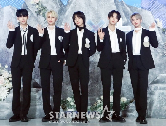 그룹 투모로우바이투게더(TXT)가 31일 오후 온라인으로 진행된 두 번째 정규 앨범 '혼돈의 장: FREEZE' 발매 기념 쇼케이스에 참석해 포즈를 취하고 있다. 투모로우바이투게더의 타이틀곡 '0X1=LOVESONG (I Know I Love You) feat. Seori'(제로 바이 원 러브송)은 트렌디한 하이브리드 팝 록 장르의 곡으로, 혼돈 속에서 만난 너를 향한 사랑만은 확실하다고 믿는 소년의 '자기 확신적' 사랑을 노래한다. 모든 것이 제로(0)인 세계에서 영혼에 구멍(0)이 뚫린 소년에게 다가온 한 명(1)의 소녀를 만난 이야기를 등식으로 표현한 제목이 흥미를 유발한다. / 사진제공 = 빅히트뮤직 /사진=김창현 기자 chmt@