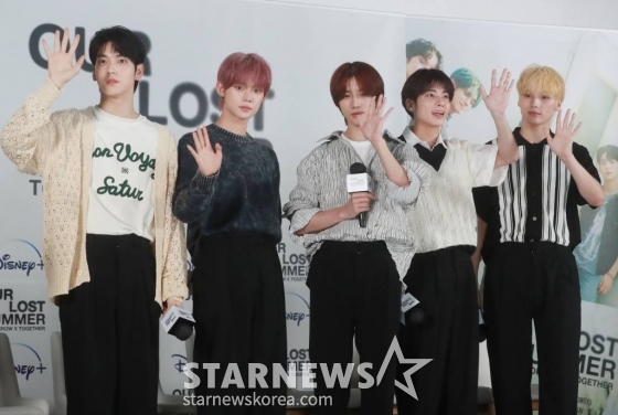 그룹 투모로우바이투게더가 26일 오후 서울 CGV용산아이파크몰에서 진행된 디즈니+ 오리지널 다큐멘터리 스페셜 '투모로우바이투게더: 날씨를 잃어버렸어' 팬시사회에 참석해 인사를 하고 있다. /2023.07.26 /사진=이동훈 기자 photoguy@
