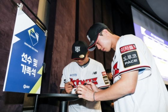KT 위즈의 1라운드 지명을 받은 부산고 원상현(오른쪽)과 2라운드 지명자 강릉고 육청명이 14일 서울특별시 중구 소공동에 위치한 웨스틴조선호텔 그랜드볼룸에서 진행된 2024 KBO 신인드래프트가 끝난 후 부모님께 전달할 첫 기념구에 사인을 하고 있다. /사진=KT 위즈