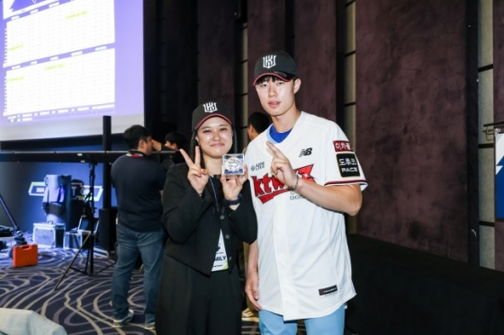 KT 위즈의 1라운드 지명을 받은 부산고 원상현(오른쪽)이 14일 서울특별시 중구 소공동에 위치한 웨스틴조선호텔 그랜드볼룸에서 진행된 2024 KBO 신인드래프트가 끝난 후 부모님께 전달할 첫 사인공을 전하고 기념 사진을 촬영했다. /사진=KT 위즈