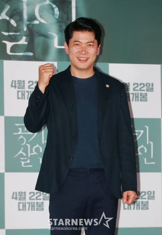 배우 김상경이 8일 오후 서울 CGV용산아이파크몰에서 진행된 영화 '공기살인'(감독 조용선) 언론시사회 및 기자간담회에 참석해 포즈를 취하고 있다. 살균제 대참사 재난실화를 다룬 영화 '공기살인'은 오는 22일 개봉된다. /2022.04.08 /사진=이동훈 기자 photoguy@