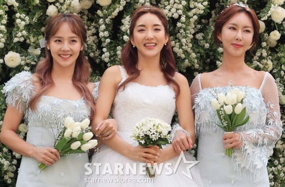 S.E.S 가 23일 오후 서울 중구 중림동 약현성당에서 진행된 결혼식 바다 기자회견에 참석해 포즈를 취하고 있다. 독실한 천주교 신자인 바다와 9세 연하 남자친구는 성당을 함께 다니며 지난해 초부터 본격적으로 인연을 쌓아왔다. /사진=김창현 기자 chmt@