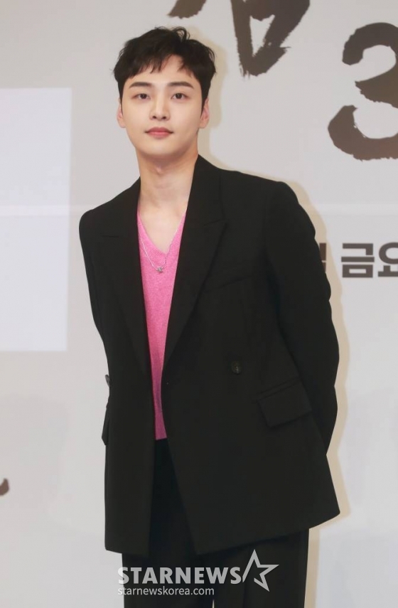배우 김민재가 26일 오후 서울 목동 SBS에서 진행된 금토드라마 '낭만닥터 김사부3' 제작발표회에 참석해 포즈를 취하고 있다.  지방의 초라한 돌담병원을 배경으로 벌어지는 '진짜 닥터' 이야기 낭만닥터 김사부3는 오는 28일 첫 방송된다. /2023.04.26 /사진=이동훈 기자 photoguy@