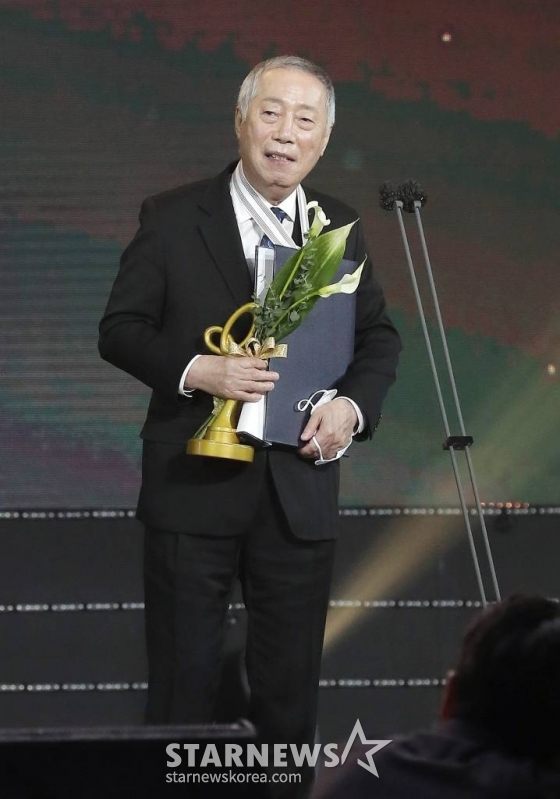 배우 변희봉이 28일 오후 서울 동대문구 경희대학교 평화의 전당에서 열린 '2020 대한민국 대중문화예술상'에서 은관 문화훈장을 수훈한 뒤 소감을 말하고 있다. /사진=김창현 기자 chmt@
