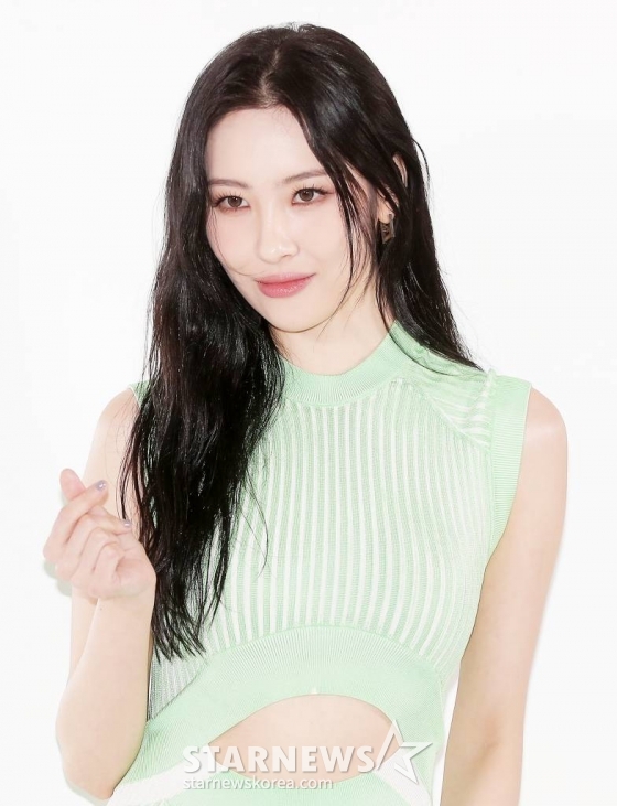 가수 선미가 8일 오후 서울 동대문 디자인플라자에서 진행된 '팔라초 펜디 서울 플래그십 부티크 오픈 기념 파티'에 참석해 포즈를 취하고 있다. 2023.02.08 /사진=김창현 기자 chmt@