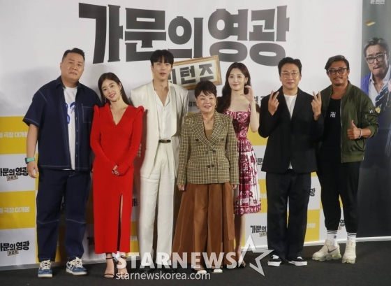 배우 정준하, 기은세, 윤현민, 김수미, 유라, 탁재훈, 추성훈이 5일 오전 서울 CGV용산아이파크몰에서 진행된 영화 '가문의 영광: 리턴즈'(감독 정태원, 정용기) 제작보고회에 참석해 포즈를 취하고 있다. 잘 나가는 스타 작가 대서와 가문의 막내딸 진경을 결혼시키기 위해 온갖 음모를 꾸미는 장씨 가문의 사생결단 결혼성사 대작전을 그린 코미디 '가문의 영광: 리턴즈'는 오는 21일 개봉한다. /2023.09.05 /사진=이동훈