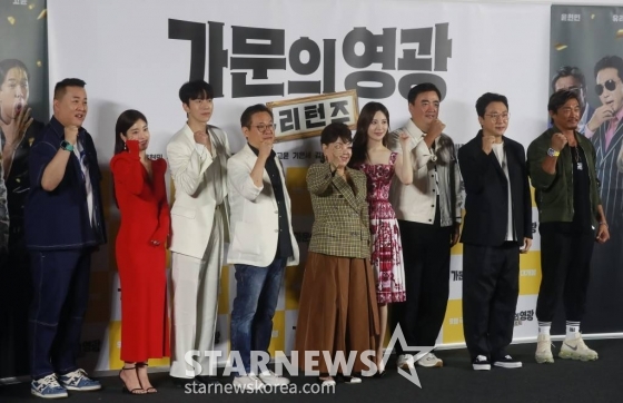 정준하, 기은세, 윤현민, 정용기 감독, 김수미, 유라, 정태원 감독, 탁재훈, 추성훈이 5일 오전 서울 CGV용산아이파크몰에서 진행된 영화 '가문의 영광: 리턴즈'(감독 정태원, 정용기) 제작보고회에 참석해 포즈를 취하고 있다. 잘 나가는 스타 작가 대서와 가문의 막내딸 진경을 결혼시키기 위해 온갖 음모를 꾸미는 장씨 가문의 사생결단 결혼성사 대작전을 그린 코미디 '가문의 영광: 리턴즈'는 오는 21일 개봉한다. /2023.09.05 /사진=이동훈