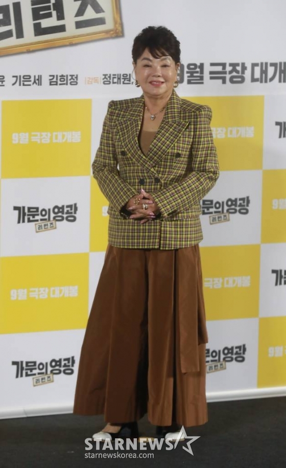 배우 김수미가 5일 오전 서울 CGV용산아이파크몰에서 진행된 영화 '가문의 영광: 리턴즈'(감독 정태원, 정용기) 제작보고회에 참석해 포즈를 취하고 있다. 잘 나가는 스타 작가 대서와 가문의 막내딸 진경을 결혼시키기 위해 온갖 음모를 꾸미는 장씨 가문의 사생결단 결혼성사 대작전을 그린 코미디 '가문의 영광: 리턴즈'는 오는 21일 개봉한다. /2023.09.05 /사진=이동훈