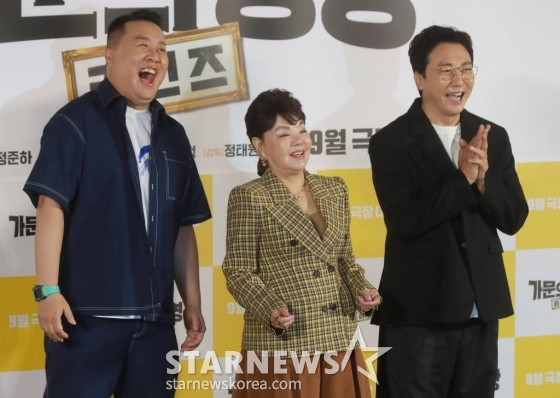 배우 정준하, 김수미, 탁재훈이 5일 오전 서울 CGV용산아이파크몰에서 진행된 영화 '가문의 영광: 리턴즈'(감독 정태원, 정용기) 제작보고회에 참석해 포즈를 취하고 있다. 잘 나가는 스타 작가 대서와 가문의 막내딸 진경을 결혼시키기 위해 온갖 음모를 꾸미는 장씨 가문의 사생결단 결혼성사 대작전을 그린 코미디 '가문의 영광: 리턴즈'는 오는 21일 개봉한다. /2023.09.05 /사진=이동훈