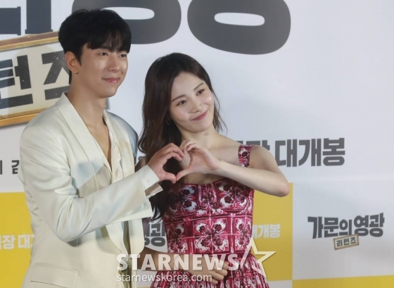 배우 윤현민, 유라가 5일 오전 서울 CGV용산아이파크몰에서 진행된 영화 '가문의 영광: 리턴즈'(감독 정태원, 정용기) 제작보고회에 참석해 포즈를 취하고 있다. 잘 나가는 스타 작가 대서와 가문의 막내딸 진경을 결혼시키기 위해 온갖 음모를 꾸미는 장씨 가문의 사생결단 결혼성사 대작전을 그린 코미디 '가문의 영광: 리턴즈'는 오는 21일 개봉한다. /2023.09.05 /사진=이동훈