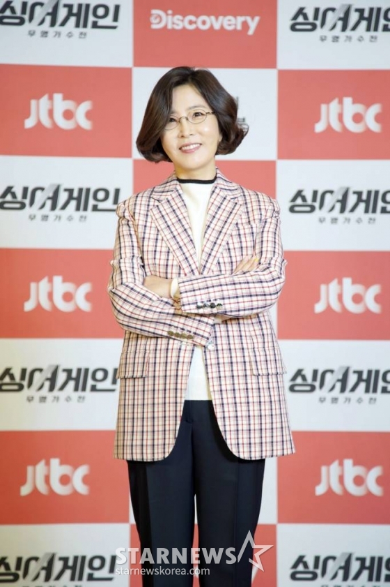 가수 이선희가 16일 오전 온라인으로 생중계된 JTBC 음악예능 '싱어게인-무명가수전' 제작발표회에 참석해 포즈를 취하고 있다.'싱어게인'은 세상이 미처 알아보지 못한 무명 가수, 한 땐 잘 나갔지만 지금은 잊혀진 비운의 가수, 시대를 잘 못 만난 재야의 실력자 등 '한 번 더' 기회가 필요한 가수들이 대중 앞에 다시 설 수 있도록 돕는 신개념 리부팅 오디션 프로그램이다.  / 사진제공 = JTBC /사진=김창현 기자 chmt@