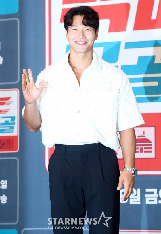 가수 김종국이 2일 오후 서울 서초구 더 리버사이드 호텔에서 진행된 예능프로그램 '택배는 몽골몽골' 제작발표회에 참석해 포즈를 취하고 있다.  '택배는 몽골몽골'은 '용띠절친' 김종국-장혁-차태현-홍경민-홍경인과 열 다섯 차이나는 막내 강훈이 택배 배송을 위해 떠난 몽골에서 고군분투하는 케미 폭발 여행기. 오는 18일 첫 방송. 2023.08.02 /사진=김창현