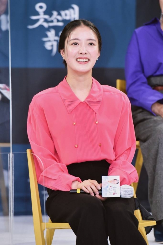 배우 이세영이 11일 오후 온라인 생중계로 진행된 MBC 새 드라마 '옷소매 붉은 끝동' 제작발표회에 참석해 질문에 답하고 있다. 자신이 선택한 삶을 지키고자 한 궁녀와 사랑보다 나라가 우선이었던 제왕의 애절한 궁중 로맨스 '옷소매 붉은 끝동'은 오는 12일 첫 방송된다. /사진제공=MBC 2021.11.11 /사진=이동훈 기자 photoguy@