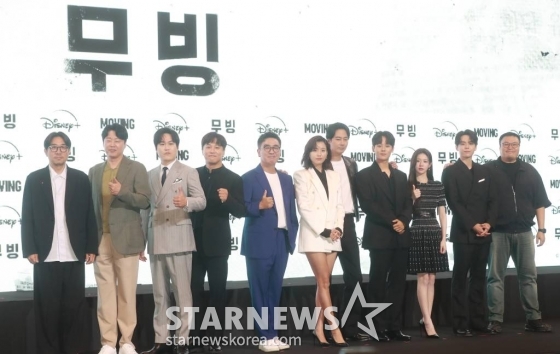 박인제 감독, 배우 김희원, 김성균, 차태현, 류승룡, 한효주, 조인성, 이정하, 고윤정, 김도훈, 작가 강풀이 3일 오후 서울 강남구 그랜드 인터컨티넨탈 서울 파르나스에서 진행된 디즈니+ 오리지널 시리즈 '무빙' 제작발표회에 참석해 질문에 답하고 있다. 초능력을 숨긴 채 현재를 살아가는 아이들과, 과거의 아픈 비밀을 숨긴 채 살아온 부모들이 시대와 세대를 넘어 닥치는 거대한 위험에 함께 맞서는 초능력 액션 히어로물 '무빙'은 오는 9일 공개된다. /2023.08.03 /사진=이동훈