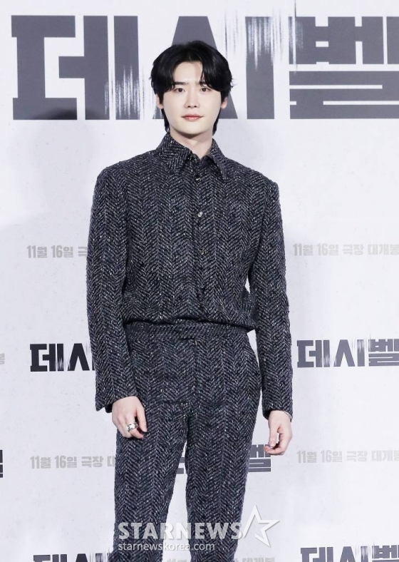 배우 이종석이 21일 오전 서울 광진구 롯데시네마 건대입구점에서 진행된 영화 '데시벨' 제작보고회에 참석해 포즈를 취하고 있다. '데시벨'은 소음이 커지는 순간 폭발하는 특수 폭탄으로 도심을 점거하려는 폭탄 설계자(이종석 분)와 그의 타깃이 된 전직 해군 부함장(김래원 분)이 벌이는 사운드 테러 액션 영화. 11월 16일 개봉. 2022.10.21 /사진=김창현 기자 chmt@