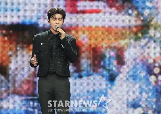 가수 임영웅이 13일 오후 일본 나고야 니혼가이시홀에서 열린 스타뉴스-미디어보이 주최 '2022 Asia Artist Awards IN JAPAN'(2022 아시아 아티스트 어워즈, 이하 2022 AAA)에서 멋진 무대를 선보이고 있다.  이날 임영웅은 2년 연속 대상을 비롯해 AAA페뷸러스, AAA핫트렌드, 팬들이 뽑은 DCM인기상까지 총 4관왕에 안았다.  스타뉴스와 미디어보이가 주최하고 Asia Artist Awards 조직위원회와 더스타파트너, 컬쳐 엔터테인먼트가 공동 주관하는 글로벌 NO.1 시상식 '2022 AAA'에는 올 한 해 동안 국내외에서 많은 사랑을 받은 가수, 배우들이 참석해 눈을 뗄 수 없는 화려한 글로벌 축제의 장을 펼쳤다. 2022.12.13 /사진=김창현 기자 chmt@