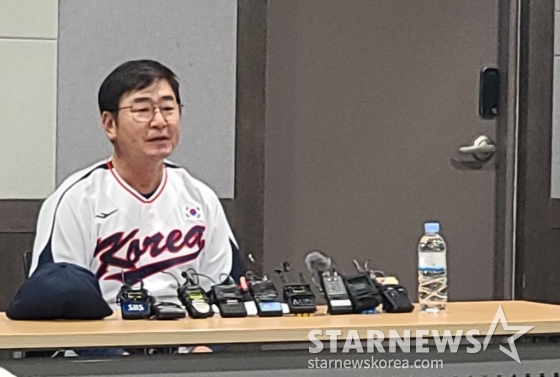 류중일 아시안게임 야구 대표팀 감독이 23일 고척스카이돔에서 열린 훈련을 앞두고 공식기자회견에 임하고 있다. /사진=김우종 기자