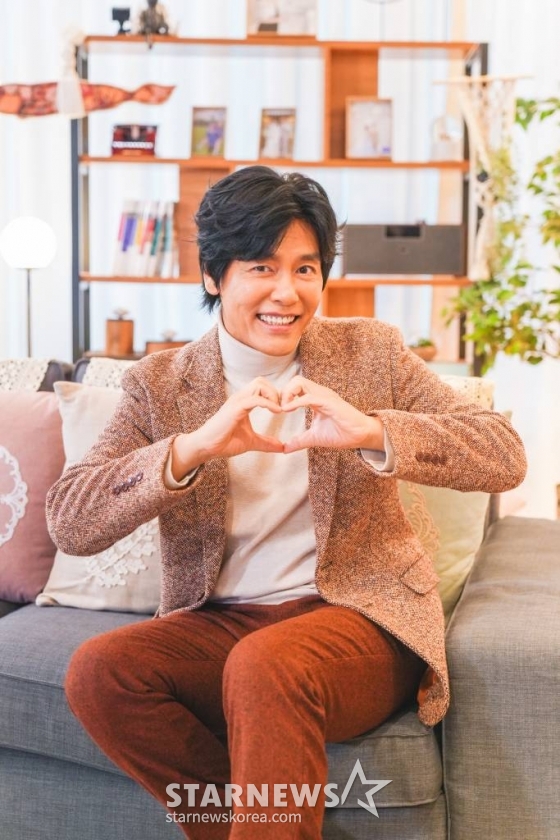 배우 최성국이 26일 온라인 생중계로 진행된 TV조선 '조선의 사랑꾼' 제작발표회에 참석해 포즈를 취하고 있다. 혼자보다 둘이라서 더 아름다운 사랑꾼들 그들의 달콤살벌한 러브스토리를 담은 리얼 다큐 예능 '조선의 사랑꾼'은 오늘(26일) 첫 방송된다. /사진제공=TV조선 2022.12.26 /사진=이동훈 기자 photoguy@