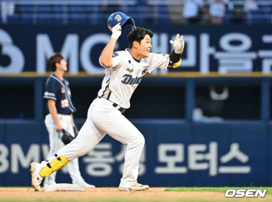 NC 박한결이 24일 창원 두산전에서 11회 말 안타를 터트린 뒤 기뻐하고 있다.