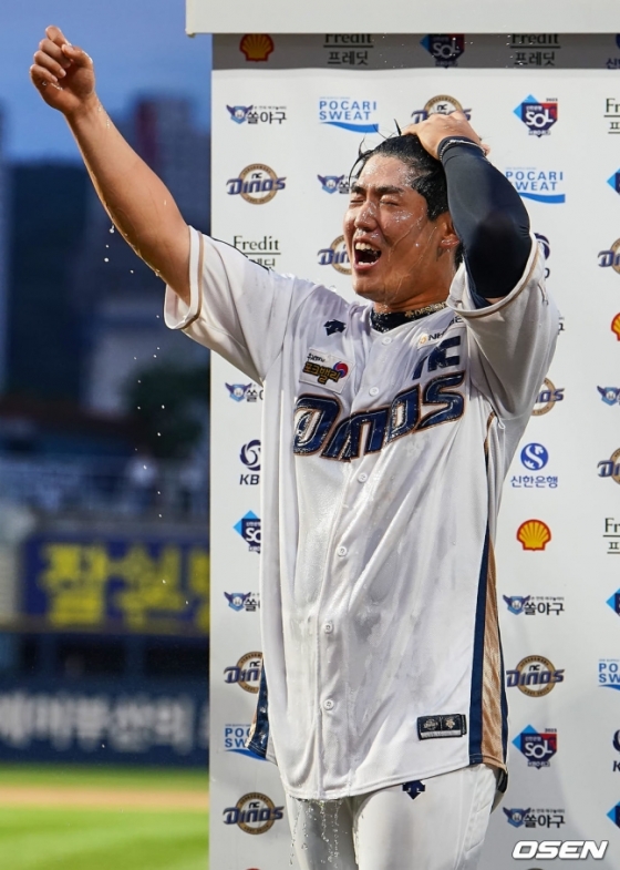 NC 박한결이 24일 창원 두산전에서 11회 말 안타를 터트린 뒤 동료들의 물세례를 받고 있다.