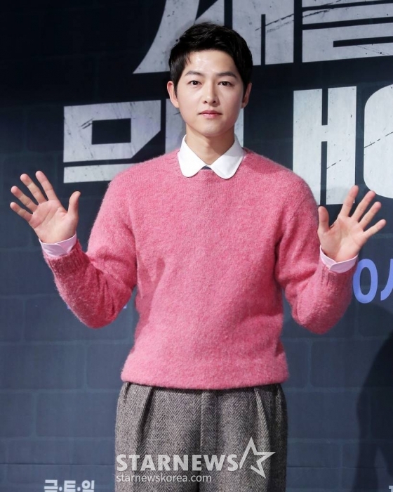 배우 송중기가 17일 오후 서울 영등포구 여의도동 페어몬트 앰배서더 서울에서 열린 JTBC 금토일드라마 '재벌집 막내아들' 제작발표회에 참석해 포즈를 취하고 있다. '재벌집 막내아들'은 재벌 총수 일가의 오너리스크를 관리하는 비서 윤현우(송중기 분)가 재벌가의 막내아들 진도준(송중기 분)으로 회귀해 인생 2회차를 사는 판타지 회귀물이다. 오는 18일 첫 방송. / 2022.11.17 /사진=김창현 기자 chmt@