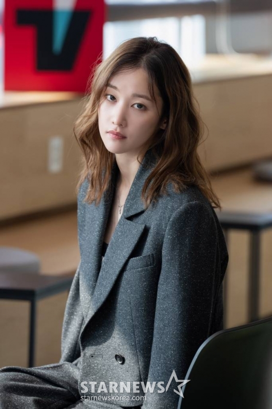 배우 전종서가 10일 오후 온라인으로 진행된 티빙 오리지널 '몸값' 관련 인터뷰를 위해 포즈를 취하고 있다. 전종서는 극 중 대상을 가리지 않는 흥정 전문가 박주영을 열연했다. '몸값'은 서로의 몸값을 두고 흥정하던 세 사람이 지진으로 무너진 건물에 갇힌 후, 각자 마지막 기회를 붙잡기 위해 위험한 거래를 시작하며 광기의 사투를 벌이는 이야기다. / 사진제공 = 티빙 /사진=김창현 기자 chmt@