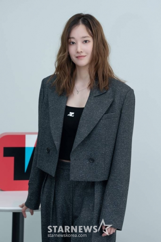 배우 전종서가 10일 오후 온라인으로 진행된 티빙 오리지널 '몸값' 관련 인터뷰를 위해 포즈를 취하고 있다.  전종서는 극 중 대상을 가리지 않는 흥정 전문가 박주영을 열연했다.  '몸값'은 서로의 몸값을 두고 흥정하던 세 사람이 지진으로 무너진 건물에 갇힌 후, 각자 마지막 기회를 붙잡기 위해 위험한 거래를 시작하며 광기의 사투를 벌이는 이야기다. / 사진제공 = 티빙 /사진=김창현 기자 chmt@