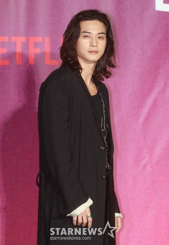 배우 김지훈이 8일 오전 서울 CGV용산아이파크몰에서 진행된 넷플릭스 오리지널 '연애대전'(감독 김정권) 제작발표회에 참석해 포즈를 취하고 있다. 남자에게 병적으로 지기 싫어하는 여자와 여자를 병적으로 의심하는 남자가 전쟁 같은 사랑을 겪으며 치유받는 로맨틱 코미디 '연애대전'은 오는 10일 공개된다. /2023.02.08 /사진=이동훈 기자 photoguy@