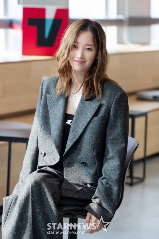 배우 전종서가 10일 오후 온라인으로 진행된 티빙 오리지널 '몸값' 관련 인터뷰를 위해 포즈를 취하고 있다. 전종서는 극 중 대상을 가리지 않는 흥정 전문가 박주영을 열연했다. '몸값'은 서로의 몸값을 두고 흥정하던 세 사람이 지진으로 무너진 건물에 갇힌 후, 각자 마지막 기회를 붙잡기 위해 위험한 거래를 시작하며 광기의 사투를 벌이는 이야기다. / 사진제공 = 티빙 /사진=김창현 기자 chmt@