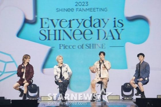 그룹 샤이니(SHINee)가 팬들과 즐거운 시간을 보냈다.   샤이니는 데뷔 15주년을 기념해 27일, 28일 양일간 서울 송파구 잠실 실내체육관에서 팬미팅 '2023 SHINee FANMEETING 'Everyday is SHINee DAY' : [Piece of SHINE]'(2023 샤이니 팬미팅 '에브리데이 이즈 샤이니 데이' : [피스 오브 샤인])을 개최했다. / 사진제공 = SM엔터테인먼트 /사진=김창현 기자 chmt@