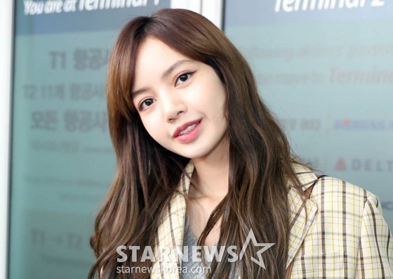 그룹 블랙핑크 리사가 해외 일정을 위해 마카오로 20일 오후 인천국제공항을 통해 출국하고 있다. /사진=임성균 기자 tjdrbs23@