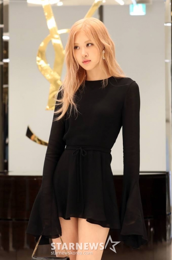 그룹 블랙핑크 로제가 22일 저녁 서울 여의도 더 현대 서울에서 열린 생 로랑(Saint Laurent) '2023 여름 컬렉션 팝업 오프닝 이벤트'에 참석해 포즈를 취하고 있다. 2023.05.22 /사진=임성균 기자 tjdrbs23@