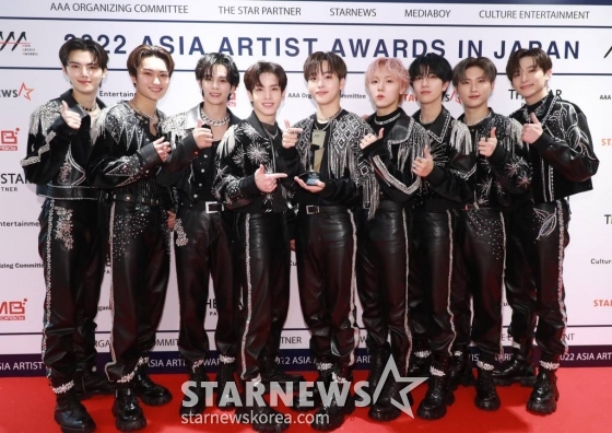 그룹 크래비티가 13일 오후 일본 나고야 니혼가이시홀에서 열린 스타뉴스-미디어보이 주최 '2022 Asia Artist Awards IN JAPAN'(2022 아시아 아티스트 어워즈, 이하 2022 AAA)에서 AAA 이모티브상을 수상한 뒤 포즈를 취하고 있다.  스타뉴스와 미디어보이가 주최하고 Asia Artist Awards 조직위원회와 더스타파트너, 컬쳐 엔터테인먼트가 공동 주관하는 글로벌 NO.1 시상식 '2022 AAA'에는 올 한 해 동안 국내외에서 많은 사랑을 받은 가수, 배우들이 참석해 눈을 뗄 수 없는 화려한 글로벌 축제의 장을 펼친다. 2022.12.13 /사진=이동훈 기자 photoguy@