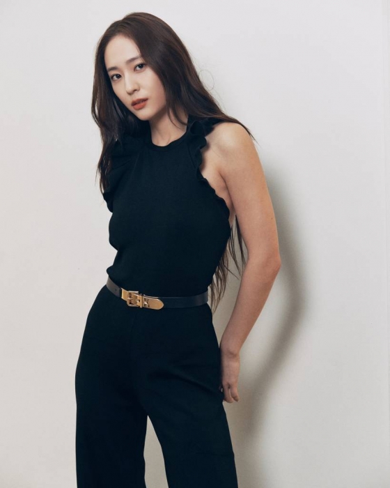 배우 정수정이 22일 오전 서울 종로구 소격동의 한 카페에서 진행된 영화 '거미집' 개봉 관련 인터뷰를 위해 포즈를 취하고 있다. 정수정은 극 중 떠오르는 스타 한유림 역을 맡았다. '거미집'은 1970년대, 다 찍은 영화 '거미집'의 결말만 바꾸면 걸작이 될 거라 믿는 김열 감독(송강호 분)이 검열, 바뀐 내용을 이해하지 못하는 배우와 제작자 등 미치기 일보 직전의 현장에서 촬영을 밀어붙이는 이야기를 유쾌하게 그리는 영화. 오는 27일 개봉. / 사진제공 = 바른손이앤에이 /사진=김창현