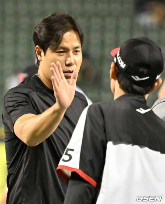 LG 김진성(왼쪽).