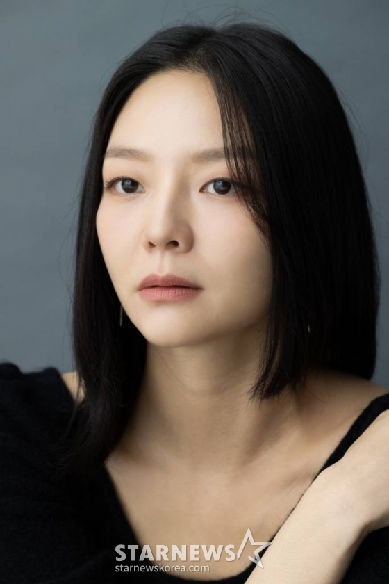 배우 이솜이 21일 오전 서울 종로구 삼청동의 한 카페에서 진행된 영화 '천박사 퇴마 연구소: 설경의 비밀' 개봉 인터뷰를 위해 포즈를 취하고 있다.  이솜은 극 중 귀신을 보는 눈을 지닌 유경 역을 열연했다.  '천박사 퇴마 연구소: 설경의 비밀'은 귀신을 믿지 않지만 귀신 같은 통찰력을 지닌 가짜 퇴마사 천박사(강동원 분)가 지금껏 경험해본 적 없는 강력한 사건을 의뢰받으며 시작되는 이야기를 그린 영화. 오는 27일 개봉. / 사진제공 = 매니지먼트mmm /사진=김창현