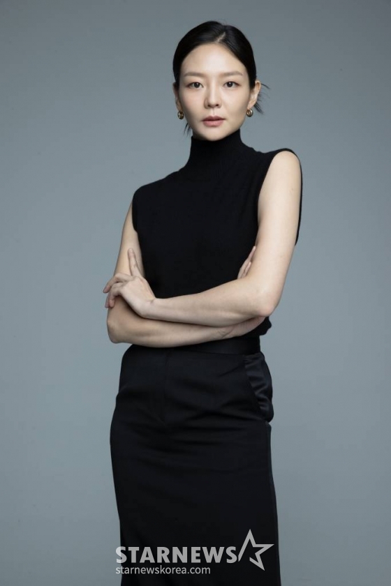 배우 이솜이 21일 오전 서울 종로구 삼청동의 한 카페에서 진행된 영화 '천박사 퇴마 연구소: 설경의 비밀' 개봉 인터뷰를 위해 포즈를 취하고 있다.  이솜은 극 중 귀신을 보는 눈을 지닌 유경 역을 열연했다.  '천박사 퇴마 연구소: 설경의 비밀'은 귀신을 믿지 않지만 귀신 같은 통찰력을 지닌 가짜 퇴마사 천박사(강동원 분)가 지금껏 경험해본 적 없는 강력한 사건을 의뢰받으며 시작되는 이야기를 그린 영화. 오는 27일 개봉. / 사진제공 = 매니지먼트mmm /사진=김창현