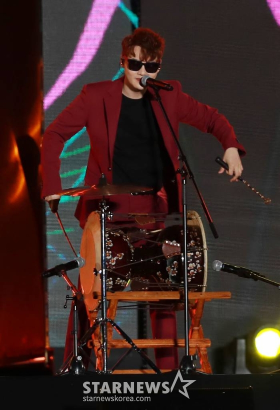 가수 박서진이 1일 오후 인천광역시 연수구 송도동 인천국제여객터미널 일대에서 진행된 '2020 코리아뮤직 드라이브 인 페스티벌'(KMDF)에서 멋진 무대를 선보이고 있다. /사진=이동훈 기자 photoguy@