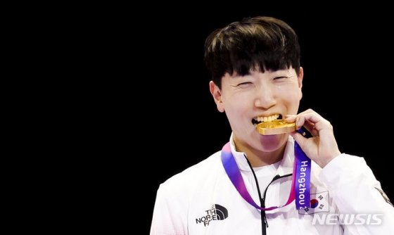 김관우가 28일 우승 후 금메달을 깨무는 퍼포먼스를 펼치고 있다. /사진=뉴시스