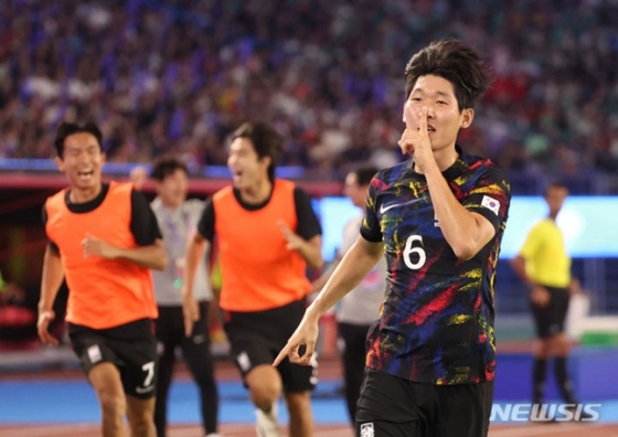 홍현석(오른쪽)이 1일 중국과 2022 항저우 아시안게임 남자 축구 8강전에서 프리킥으로 선제골을 넣고 입단속 세리머니를 하고 있다./사진=뉴시스