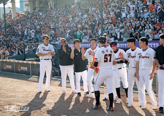 한화 정우람이 2일 대전 NC전에서 통산 1000경기 등판을 달성한 후 동료들의 축하를 받고 있다. /사진=한화 이글스
