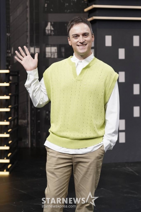 방송인 기욤 패트리가 22일 오전 온라인 생중계로 진행된 JTBC 예능 '한문철의 블랙박스 리뷰' 제작발표회에 참석해 포즈를 취하고 있다. 대한민국 교통문화 개선을 위한 한.블.리의 '엄지척 드라이버' 프로젝트 '한문철의 블랙박스 리뷰'는 오늘(22일) 첫 방송된다. /사진제공=JTBC 2022.09.22 /사진=이동훈 기자 photoguy@