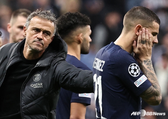 충격적인 대패에 루이스 엔리케 PSG 감독(왼쪽)이 선수들을 위로하고 있다. /AFPBBNews=뉴스1